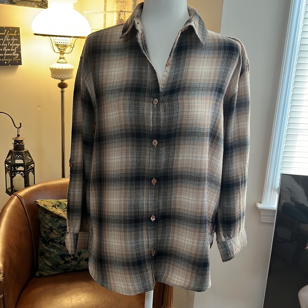 Gloria Vanderbilt plaid button down shirt - Picture 1 of 10